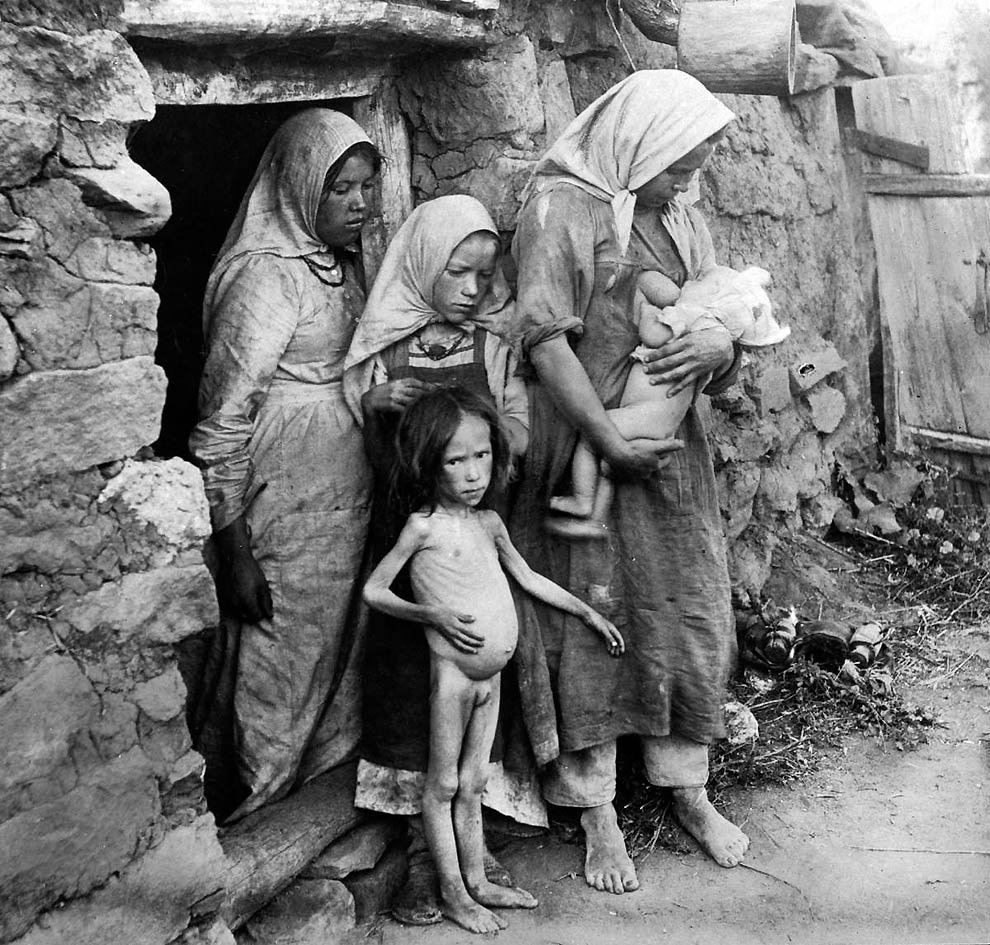 Семья голодающих в одной из волжских деревень