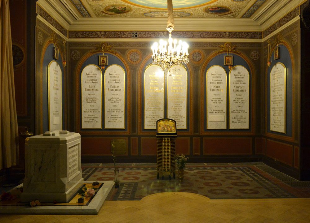 Надгробие над Святыми Мощами Царя и Царственных Мучеников в Петропавловском соборе в Санкт – Петербурге