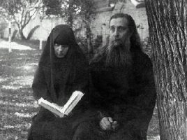 Архимандрит Сергий и монахиня Елизавета в саду Марфо-Мариинской обители